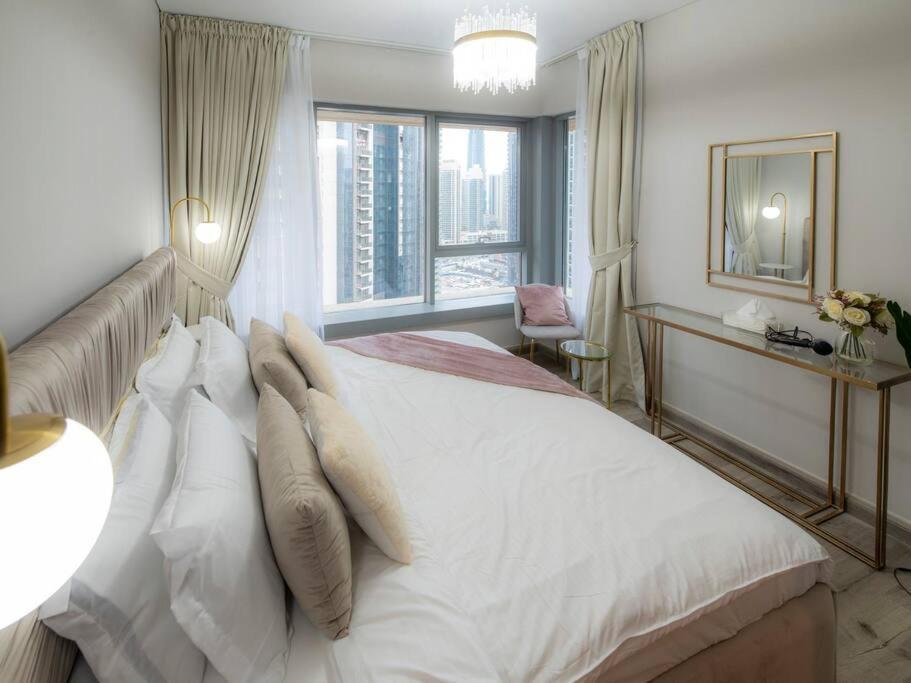 First Class 2Br With Full Burj Khalifa And Fountain View Dubai Luaran gambar
